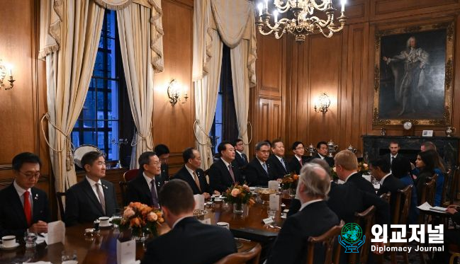 President Yoon Suk-yeol holds a summit with British Prime Minister Rishi Sunak on Nov. 2. / Courtesy of the Presidential Office