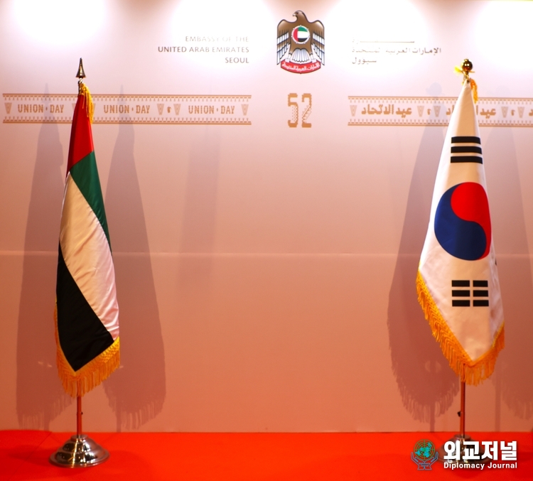 서울 신라호텔에서 개최된 아랍에미리트 압둘라 사이프 알누아이미 대사는 환영사에서 지난 "1971년 12월 2일에 에미리트 지도자들이 독립적인 7개 에미리트를 하나의 국가로 통합하기로 합의했다. 우리는 이 특별한 사건을 UAE가 지난 몇 년 동안 이룬 진전이"라고 말했다. (사진=외교저널)