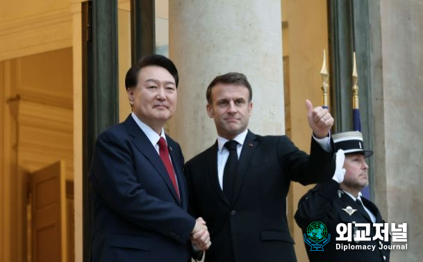President Yoon Suk-yeol holds a breakfast and summit meeting with French President Emmanuel Macron at the Elysee Palace on Nov. 24. / Courtesy of the Presidential Office