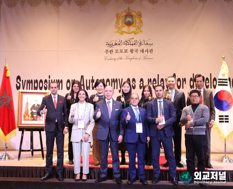 Amb. Chafik Rachadi of the Kingdom of Morocco (third from the left, the front line) poses with staff members of the Embassy of Morocco in Seoul.