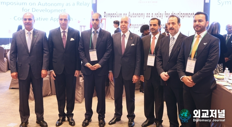 Amb. Chafik Rachadi of the Kingdom of Morocco (center) poses with foreign ambassadors at the Ambassador Seoul Pullman Hotel in Jung-gu, Seoul, on Nov. 24.