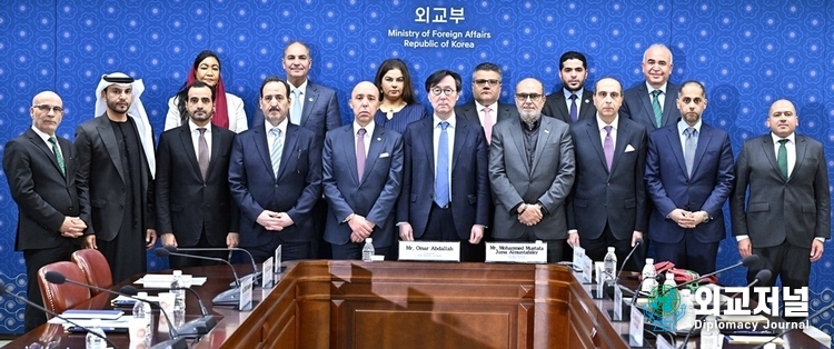 Vice Minister of Foreign Affairs Chang Ho-jin (sixth from the left) poses with Mr. Waleed Siam, Non-resident Representative of the General Mission of Palestine to Korea and members of the Arab Diplomatic Corps in Korea on Nov. 24.