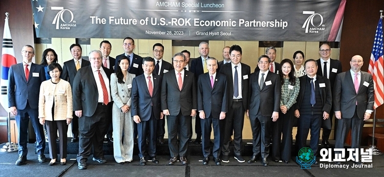 Minister of Foreign Affairs Park Jin and U.S. Ambassador Goldberg (6th and 7th from the left) pose with attendants at the "Special Luncheon on Korea-U.S. Economic Partnership" on Nov. 28.