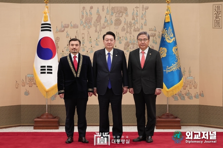 윤석열 대통령이 17일 서울 용산 대통령실 청사에서 열린 주한 대사 신임장 제정식에서 누르갈리 아르스타노프 카자흐스탄 대사로부터 신임장을 받은 뒤 박진 외교부 장관과 함께 기념 촬영을 하고 있다. (사진=대통령실 제공)
