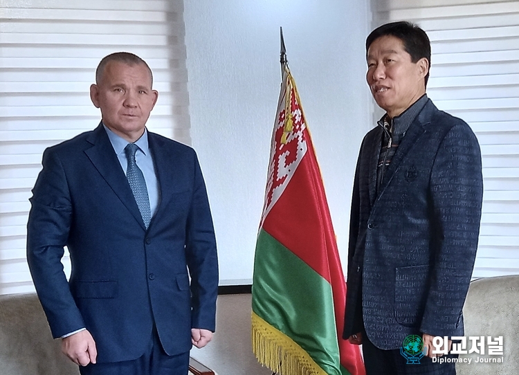 Amb. Chernetsky of Belarus to Korea poses with Publisher-Chairman Lee Jon-young of Diplomacy Journal at the embassy in Yongsan-gu, Seoul.