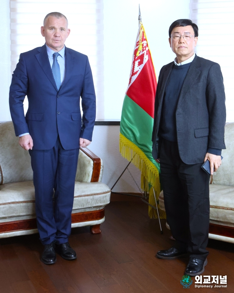 Amb. Chernetsky of Belarus to Korea poses with Managing Editor Lee Kap-soo of Diplomacy Journal after holding an interview at the embassy in Yongsan-gu, Seoul.