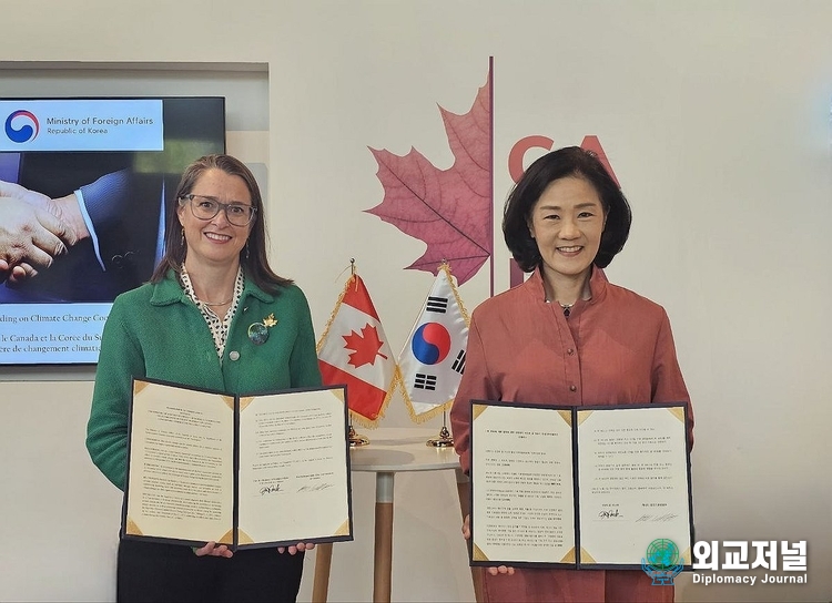 Kim Hyo-eun (right), Korean Ambassador for Climate Change, and Catherine Stewart, Canadian Ambassador for Climate Change, take a photo after signing the MOU.