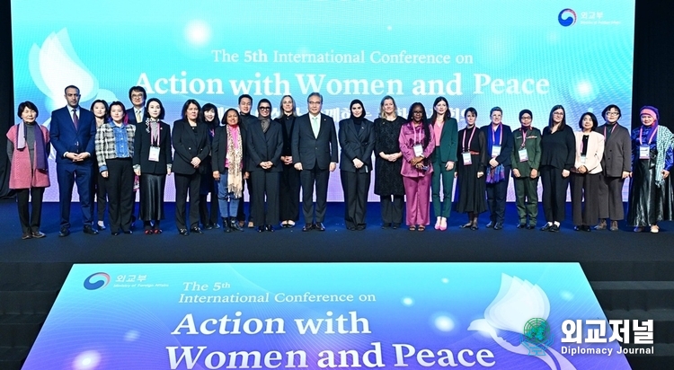 Foreign Minister Park Jin (center) takes a group photo during the 5th International Conference on Action with Women and Peace at Grand Hyatt Seoul in Yongsan-gu, Seoul, South Korea, on Nov. 30. / Courtesy of the MOFA