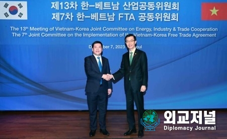 Minister Bang Moon-kyu (right) shakes hands with Vietnam’s Industry and Trade Minister Nguyen Hong Dien at the 13th Korea-Vietnam Industrial Joint Committee meeting held on December 7 at the Shilla Seoul.