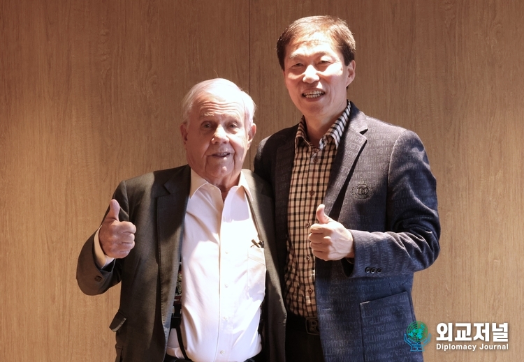 Chairman Jim Rogers (left) and Publisher-Chairman Lee Jon-young of Diplomacy Journal pose with a victory sign in Seoul on Dec. 10, 2023.