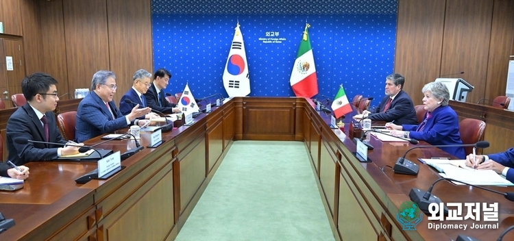 Minister of Foreign Affairs Park Jin holds a meeting with Minister of Foreign Affairs of Mexico Alicia Bárcena Ibarra on Dec. 8 in Seoul./ Courtesy of MOFA