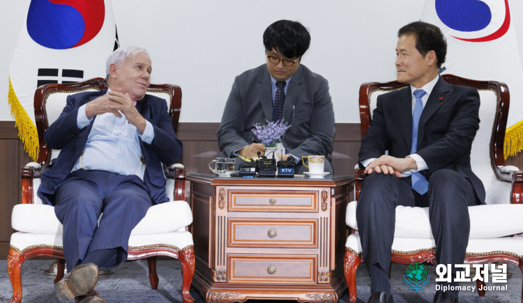 Jim Rogers (left) meets with South Korean Unification Minister Kim Young-ho at the Government Complex in Sejongno, Seoul, on Nov. 11.