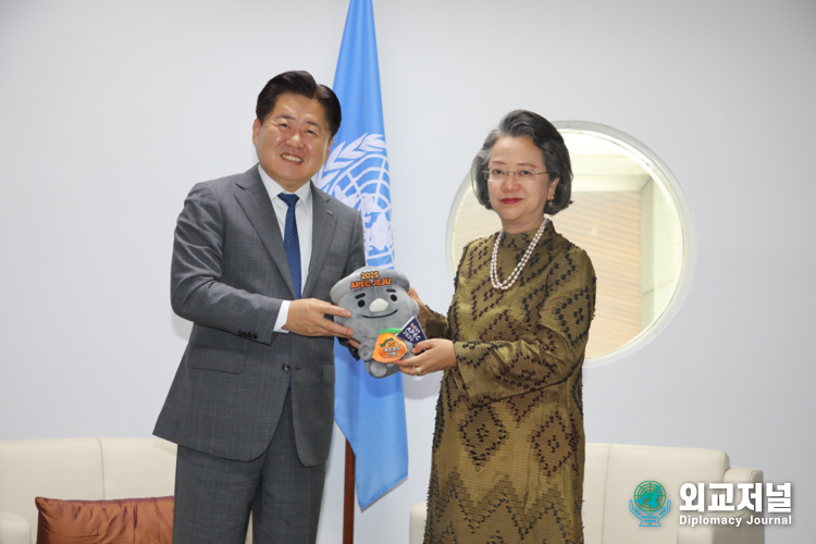Jeju Governor Oh Young-hoon (left) meets with Armida Salsiah Alisjahbana, the Secretary-General of the United Nations Economic and Social Commission for Asia and the Pacific (UN ESCAP). / Courtesy of Jeju Province