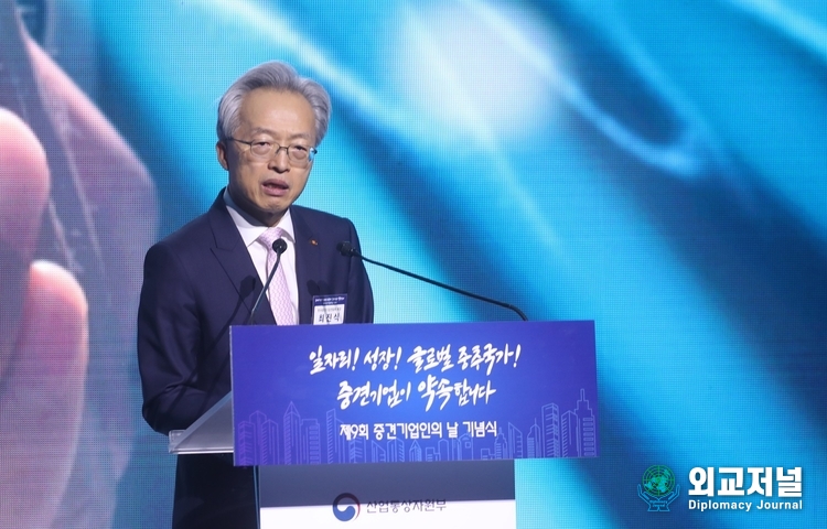 최진식 한국중견기업연합회 회장이 15일 웨스틴조선서울에서 열린 ‘제9회 중견기업인의 날 기념식’에서 연설하고 있다. / 중견련 제공