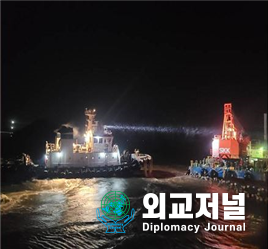 표류중인 예인선(지원호)과 부선(대상호)