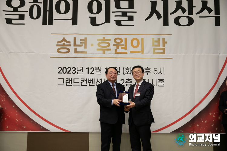 정용근 전 충청북도경찰청장 (우측)이 이갑산 범시민사회단체연합 회장으로부터 올해의 인물상을 수상하고 있다.