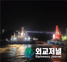 The drifting tugboat (support ship) and the secondary ship (target ship)