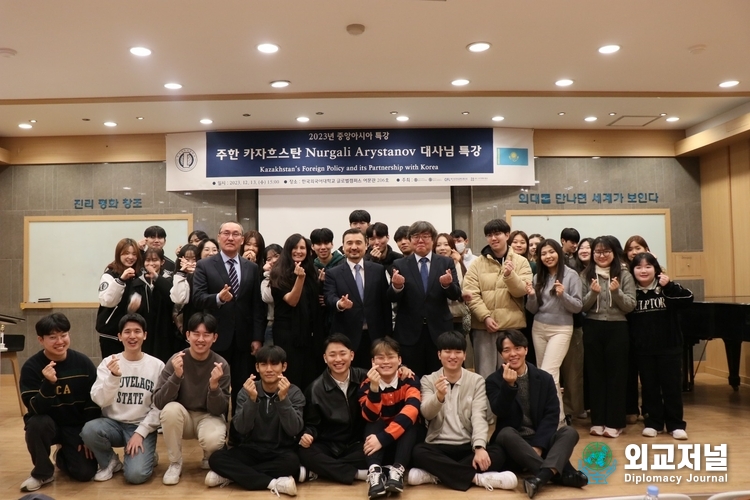 Ambassador of Kazakhstan to Korea Nurgali Arystanov poses with professors and students of the Hankuk University of Foreign Studies (HUFS) after giving a special lecture at the university in Seoul on Dec. 13.
