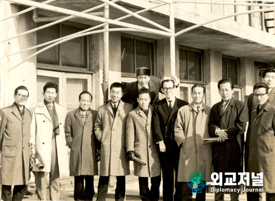 Hyundae Fine Artists Association MembersFrom left side Yim Myung Jin, Kim Jong Hak, Jeon Sang Soo, Cho Yong Myun, Kim Tschang Yeul, One person will cross, Lee Se Deuk, Kim Byeong Ki, Chang Sung Soun, From the left in the back Park Seo Bo, Yoon Myung Ro 