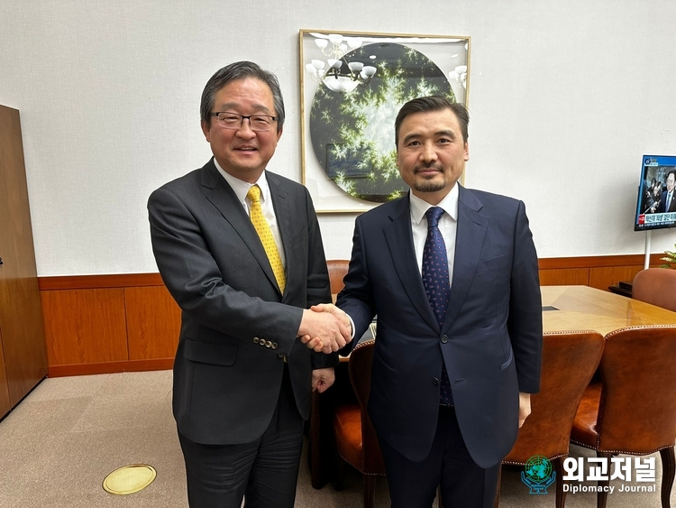 Kazakh Amb. to Korea Nurgali Arystanov (right) shakes hands with Foreign Deputy Minister Chung Byung-won on Dec. 14.