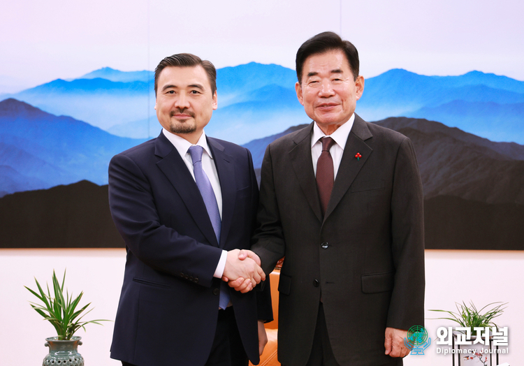 Kazakh Amb. to Korea Nurgali Arystanov (left) shakes hands with National Assembly Speaker Kim Jin-pyo on Dec. 13.