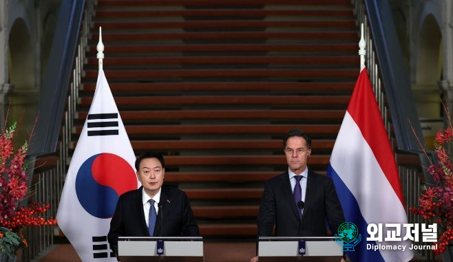 President Yoon Suk-yeol holds a joint press conference with Dutch Prime Minister Mark Rutte after holding a summit on Dec. 13, 2023.