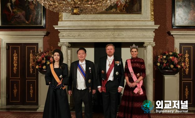 President Yoon Suk-yeol and First Lady Kim Keon-hee attend a state dinner hosted by King Willem-Alexander at the Royal Palace in Amsterdam on Dec. 12.