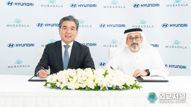 Jaehoon Chang, President and CEO of Hyundai Motor Company (left), and Waleed Al Mokarrab Al Muhairi, Deputy Group Chief Executive Officer of Mubadala Investment Company, sign a memorandum of understanding (MOU) to jointly explore potential business opportunities on Dec. 15, 2023.