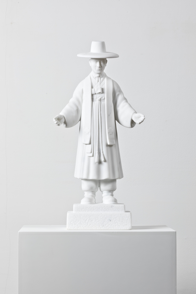 김대건 신부님 2023 Bianco Carrara / 27 x 19 x 58 (h)cm / 10.6 x 7.5 x 22.8 (h)in. / 작품 사진: ⓒHan JinSub (이미지 제공: 가나아트)