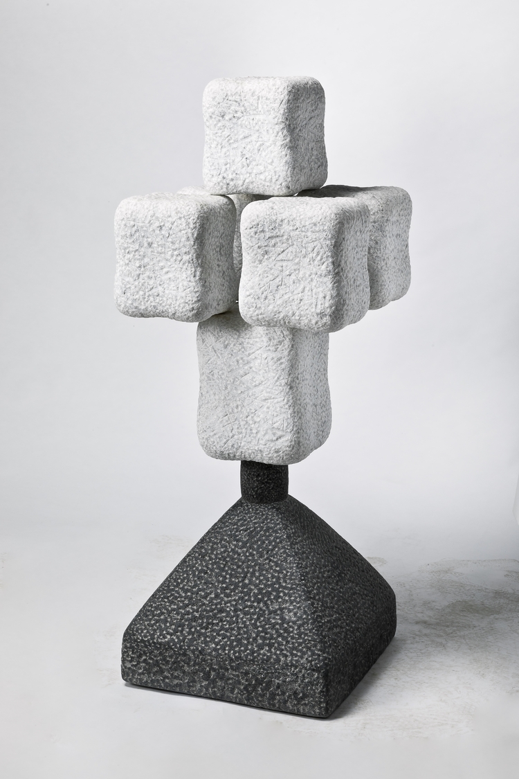 십자가-은총의 빛 2000 / 대리석 / 43 x 43 x 113 (h)cm / 16.9 x 16.9 x 44.5 (h)in. / 작품 사진: ⓒHan JinSub (이미지 제공: 가나아트)