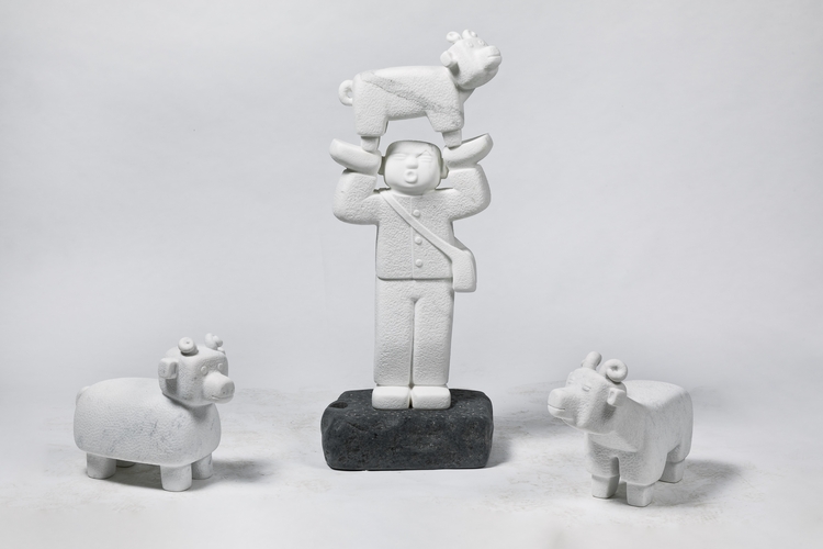 착한 목자와 착한 양들 2022 / 대리석 / 목자 : 38 x 29 x 92 (h)cm / 15 x 11.4 x 36.2 (h)in. / 양(좌) : 38 x 17 x 30 (h)cm ,15 x 6.7 x 11.8 in. / 양(우)40 x 18 x 32 (h)cm, 15.7 x 7.1 x 12.6 in / 작품 사진: ⓒHan JinSub (이미지 제공: 가나아트)