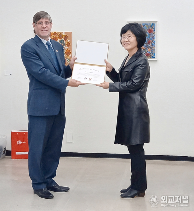 제26회 세계평화미술대전 수상자에게 주한 페루대사께서 대사상을 직접 수여하고 있다., (사진=외교저널)