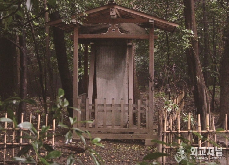 1905년 러·일 전쟁 중 일제에 의해 약탈당해 일본 군국주의의 상징인 야스쿠니신사의 한쪽 구석 철창속에 가두고 1톤이 이나 되는 돌을 머리에 누르고 방치해 왔다. 북관대첩비 민족운동 중앙회는 이 비석을(아래사진) 그대로 복원해 전시 할 예정이다. 