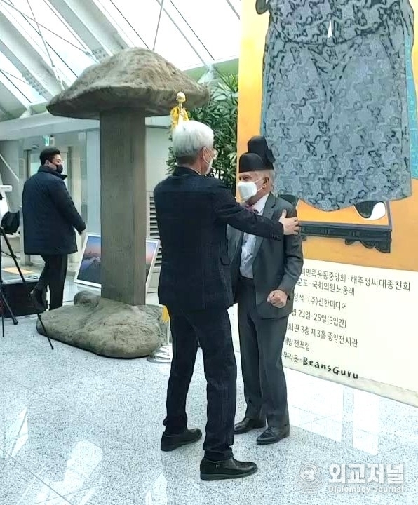 “정문부 장군을 존경한다는 짐 로저스도 회장에게 이존영 이사장이 정문부 장군이 쓰시던 모자를 쒸워주고 있다. 