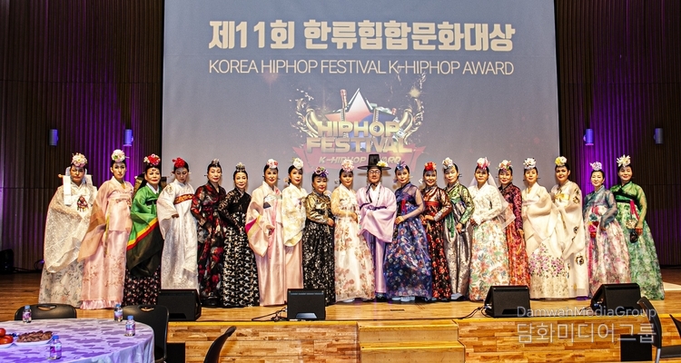 SMA 시니어모델협회 사회적협동조합 패션쇼 기념촬영 / 사진 김학영 기자