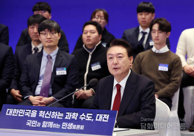  윤석열 대통령이 16일 대전 유성구 ICC호텔에서 '대한민국을 혁신하는 과학 수도 대전'을 주제로 열린 열두 번째 '국민과 함께하는 민생토론회'에서 발언하고 있다.