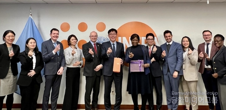 뉴욕에서 제1차 한-유엔인구기금(United Nations Population Fund, UNFPA) 정책협의회를 개최하고 기념촬영을 하고있다. (사진=외교부)