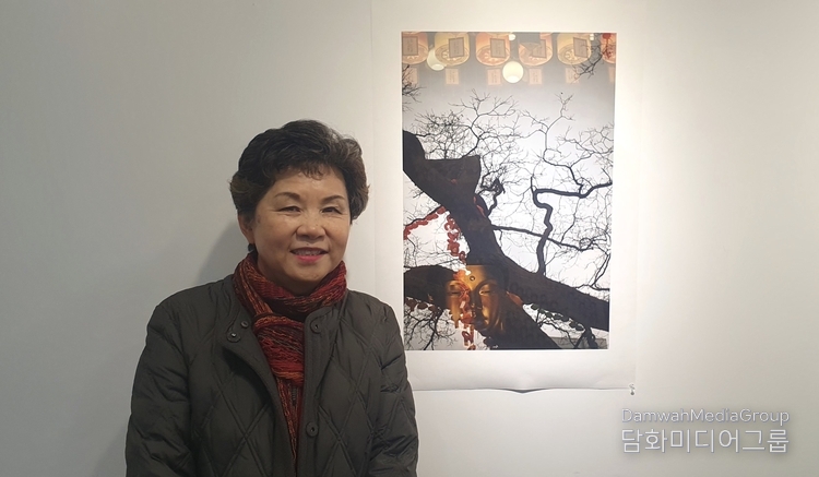 이문숙 / 작/가/노/트 존재와 인식 Existence and Perce / 그 곳, 닿을 수 없는 공간이다. 무한한 깊이와 그만큼 넓고 신비하다. 손으로 만질 수도 없는 데 빠져들고 깊이를 알 수 없이 빠져들어도 느껴지지 않는다. 그곳이 긴 호흡으로 나를 부른다. 엄마의 자궁 속에서나 들었을 아련한 부름 그곳에서 나는 숨을 멈추고 찰나의 순간을 길어 올렸다. 사진=담화미디어그룹 