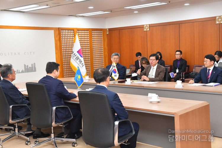 누르갈리 아르스타노프 주한 카자흐스탄 대사 (왼쪽에서 2번째)와 박형준 부산시장이 관계자들과 상호 협력방안에 대해 논의하고 있다.
