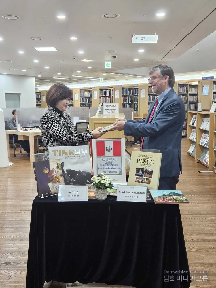 서울도서관은 지난 16일 파울 두클로스 주한 페루대로부터 페루의 역사․문화․향토 등에 대한 소개가 담긴 도서 20여 권을 기증받았다고 밝혔다( 사진-페루대사관)