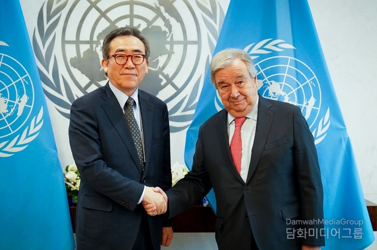 조태열 외교장관은 2. , 23오후(뉴욕시간) 안토니우 구테레쉬(Antonio Guterres) 유엔 사무총장과 악수를 나누고 있다. (사진=외교부)