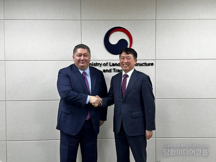 탈가트 라스타예프 (Talgat Lastayev) 카자흐스탄 교통부 차관 (왼쪽)은 이윤상 대한민국 국토교통부 항공정책실장과 정부세종청사에서 2월 19일 면담을 가졌다./ 카자흐스탄 대사관 제공