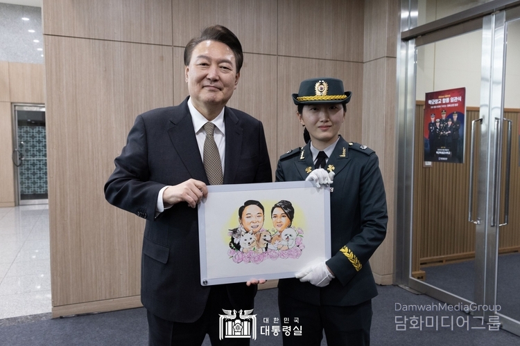 2월 28일 윤석열 대통령은 학군장교 임관식 종료 직후, 임관장교와 그 가족들을 격려하기 위해 마련한 ‘학군가족 간담회’에 참석했다.(사진-대통령실)