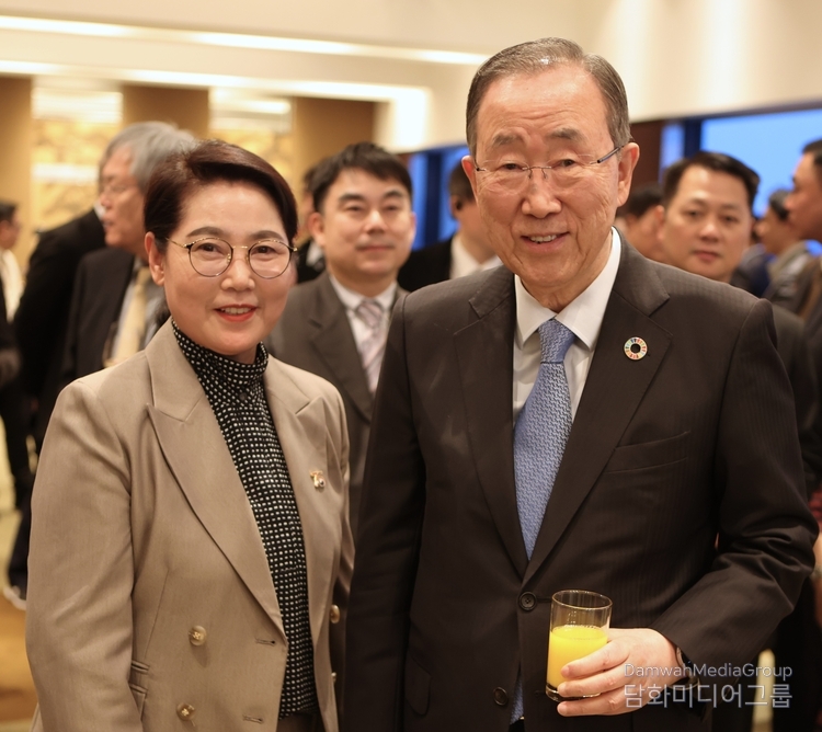 명지대학교 문화콘텐츠과 이미형 교수(왼쪽)가 반기문 글로벌녹색성장연구소 총회 및 이사회 의장과 기념사진을 찍고 있다.