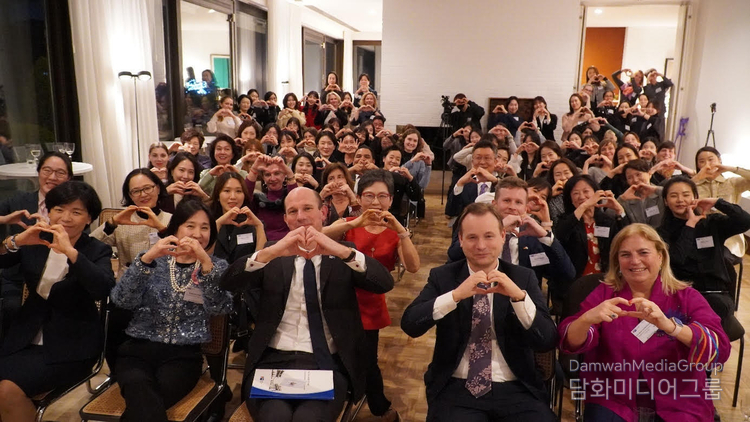 <strong>한독상공회의소의 ‘Women in KoRea WIR’여성 리더십 행사에 참가자들이 2024 세계 여성의 날 캠페인 공식 포즈를 취하고 있다. (사진=한독상공회의소 제공)</strong>
