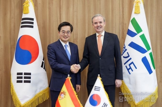 11일 오후 경기도청 집무실에서 김동연 경기도지사가 기예르모 키르크파트릭 데 라 베가(Guillermo Kirkpatrick de la Vega) 주한 스페인 대사와 면담을 마치고 기념촬영을 하고 있다.