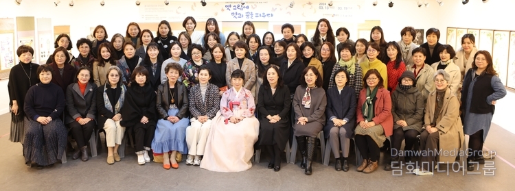 서울시무형문화제18호 민화장 보유자인 아록 정귀자 대표와 함께 작가들이 기념촬영을 하고있다. (사진=담화미디어그룹)