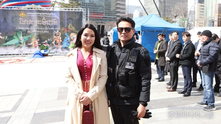 주한 캄보디아 찌릉 보툼랑세이 대사와 임상균 남대문 경찰서 경비계장이 기념촬영을 하고있다.