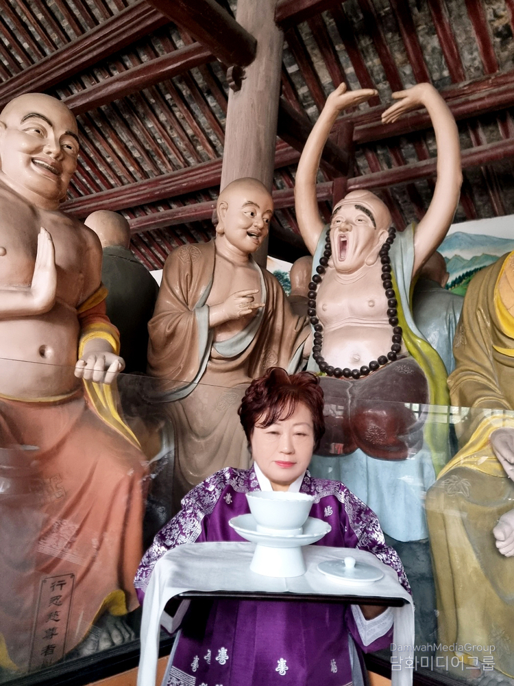 나한사 오백나한당의무상공 존자에게 헌다공양을 올리는세계홍차연구소의 이강자 전문위원
