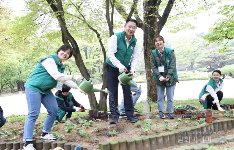 손정현 대표(가운데)와 임직원들이 창경궁 야생화 식재활동을 하고 있다. / 스타벅스, 제공